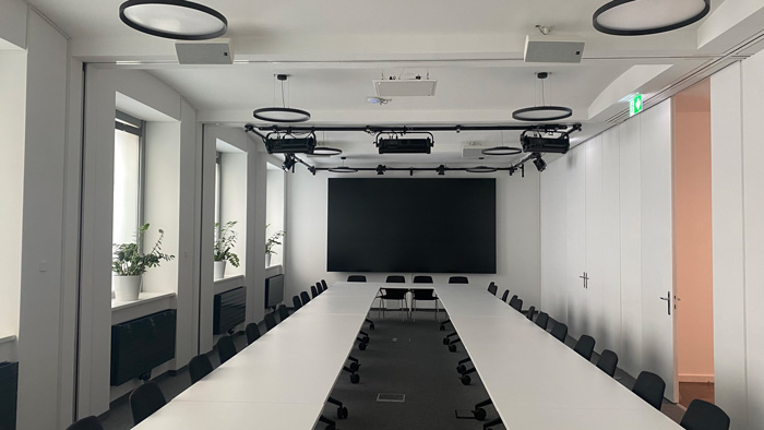 Screenwall mit 9 Samsung Bildschirmen, Pressekonferenzraum